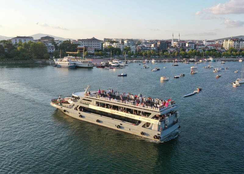 Tuzla’da deniz keyfi: Canlı müzik, gün batımı ve Adalar manzarası