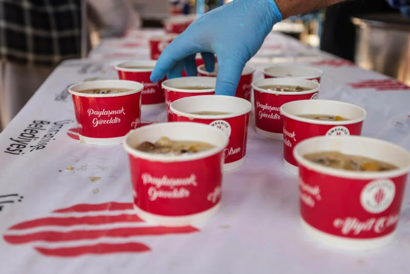 ÜMRANİYE’DE AŞURE KAZANLARI KAYNAMAYA BAŞLADI