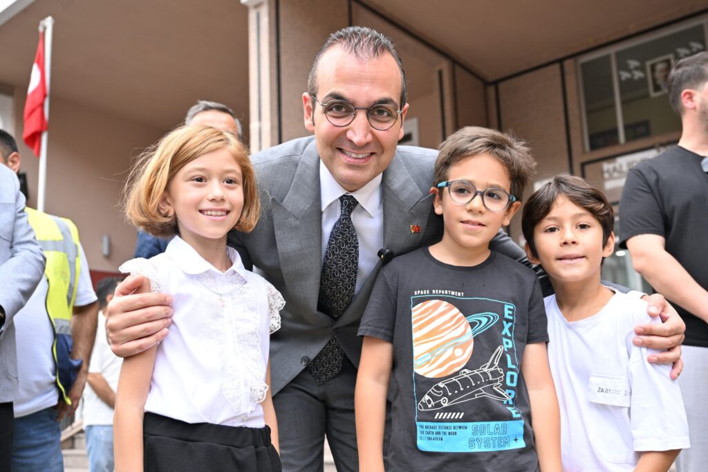 ŞİŞLİ’DE ZİL ÇALMADAN OKULLAR BOYANIYOR