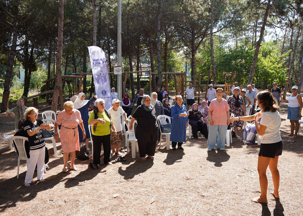 Tuzla’da 65 yaş üstü büyüklerden yoga şov