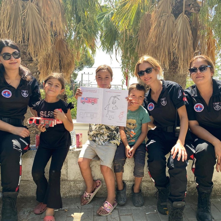 Önce yangına müdahale ettiler, sonra çocukların yüzünü güldürdüler