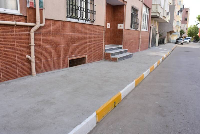 Dayanıklı beton kaldırım yapılıyor