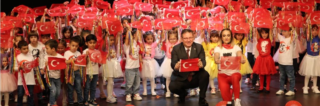BAŞKAN AKSU, ÇOCUKLARIN CUMHURİYET BAYRAMINI KUTLADI
