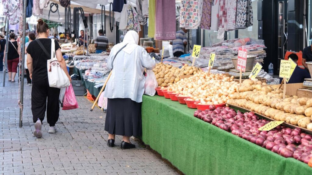 İBB’den emeklilere 10 bin liralık pazar desteği