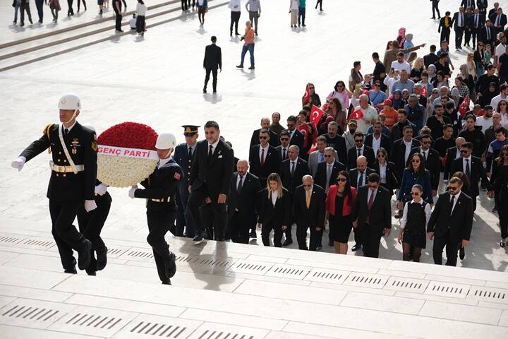 Uzanlar bayrağı devretti: Genç Parti’nin yeni kadrosundan Anıtkabir’e ziyaret!