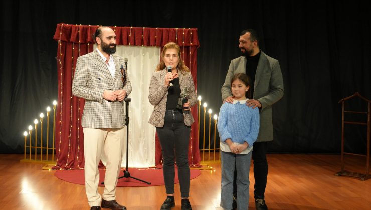 Şiirin Gazinolara Dokunan Hikâyesi: ‘Şairin Rıza’sı Yok’ Adlı Oyun Kartal’da Sahnelendi