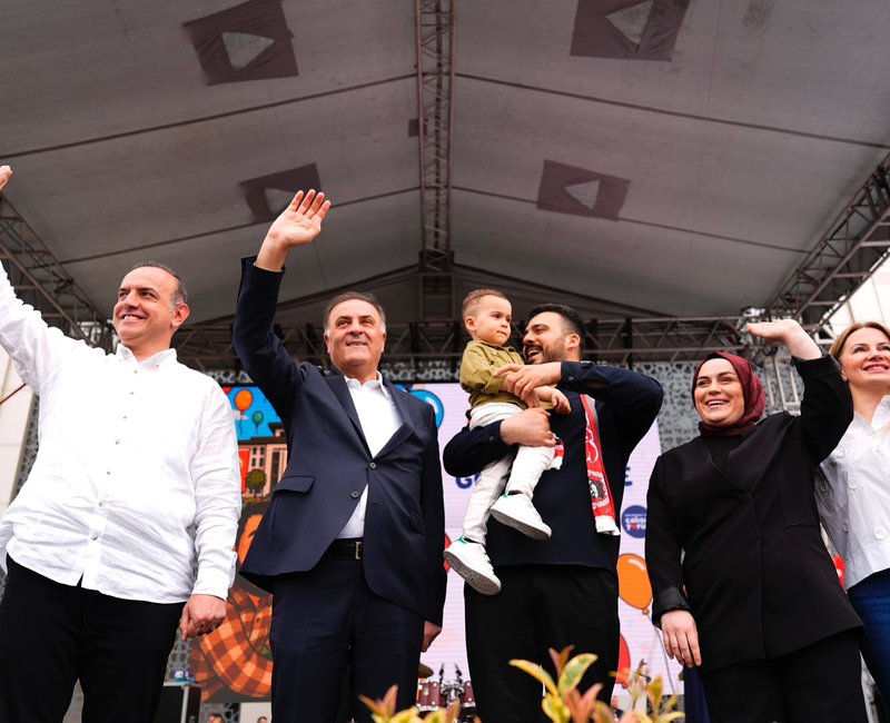 Sancaktepe’de binlerce kişi kansere karşı verdiği mücadeleyi kazanan Ali Asaf için bir araya geldi