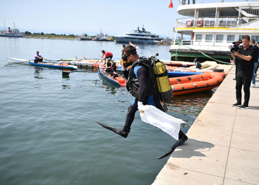Dalgıçlar Tuzla’dan haykırdı: Marmara temiz kalsın balıklar nefes alsın