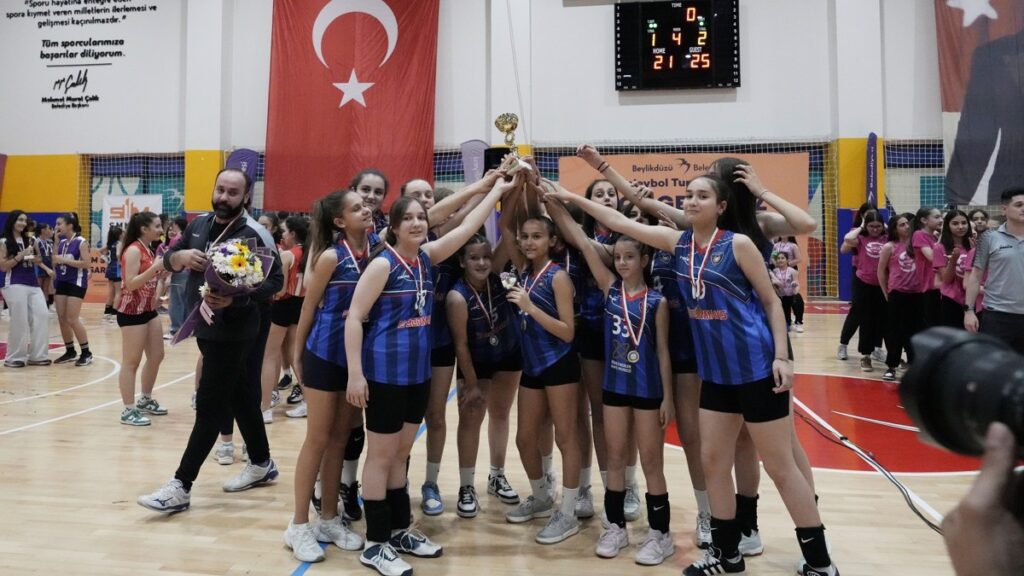 BEYLİKDÜZÜ BELEDİYESİ VOLEYBOL TURNUVASI SONA ERDİ