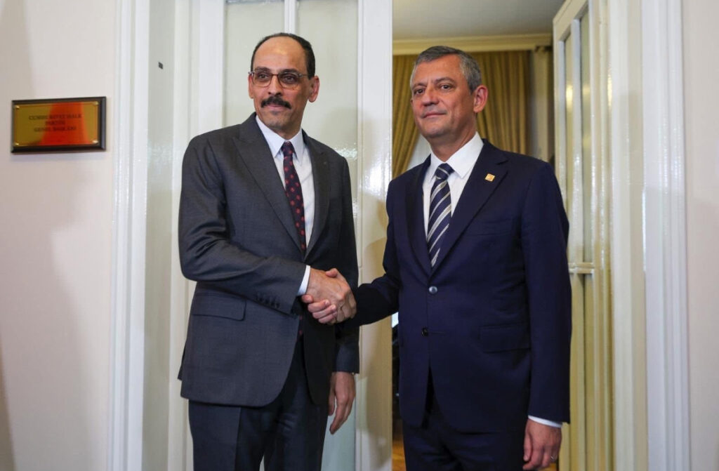 Özgür Özel ve İbrahim Kalın TBMM’de Bir Araya Geldi