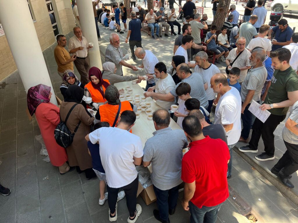 Ak Parti Kartal Aşure Dağıttı