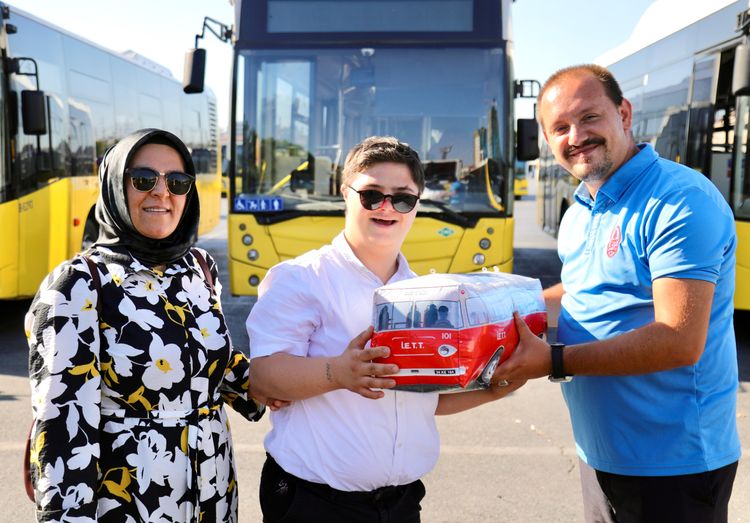 İETT KAPTANININ DİKKATİ AİLESİNE KAVUŞTURDU