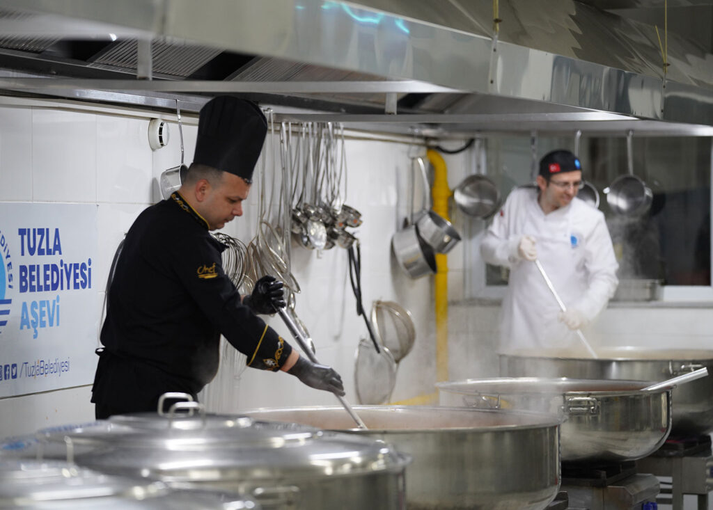 Tuzla Belediyesi’nden her gün 2 bin kişiye sıcak yemek desteği