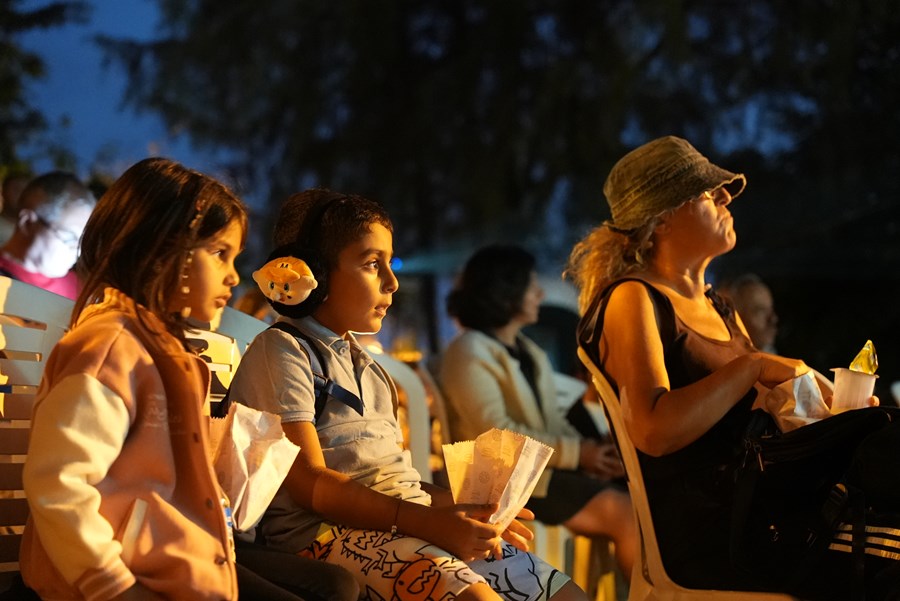 Açık hava sinemasıyla mahalle kültürü canlanıyor