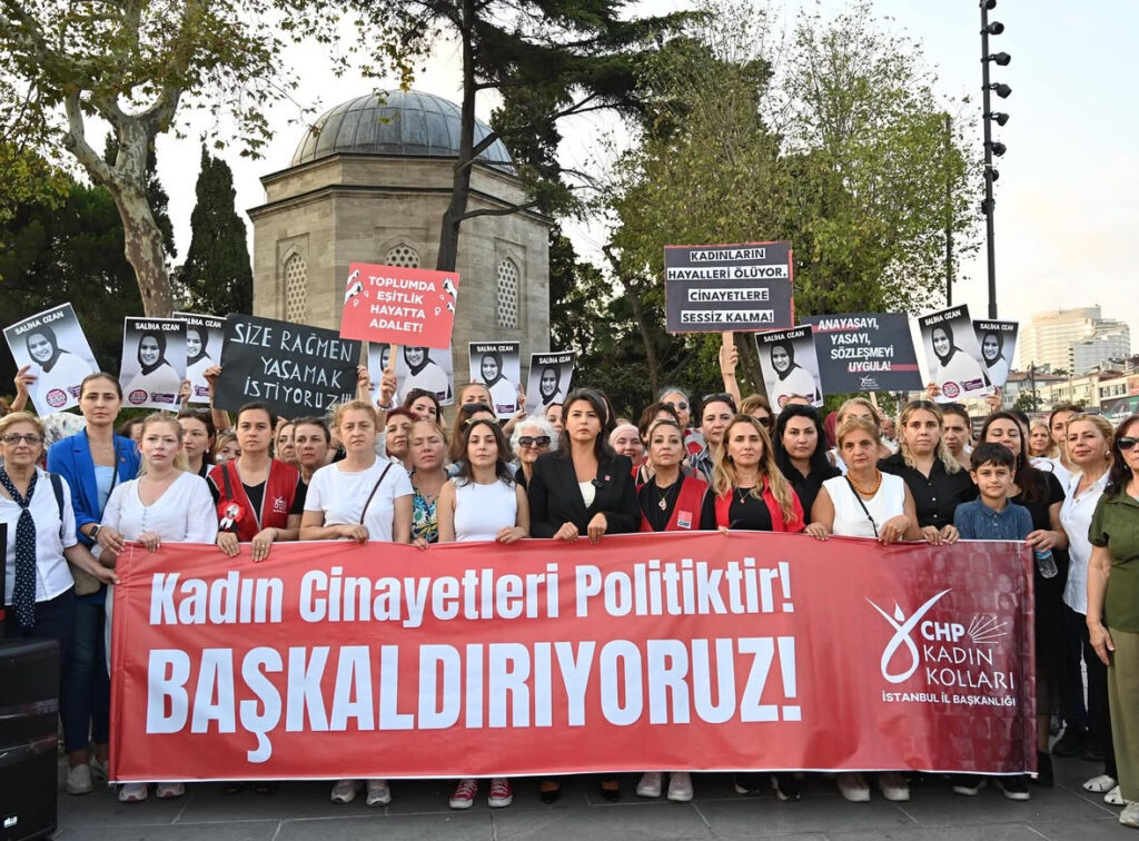 CHP İstanbul İl Kadın Kolları da Beşiktaş İskelesi önünde eylem yaptı.