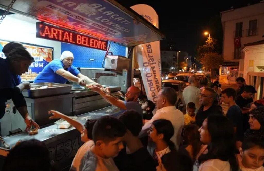 KARTAL BELEDİYESİ’NDEN MEVLİD KANDİLİ’NDE VATANDAŞLARA HAYIR LOKMASI İKRAMI