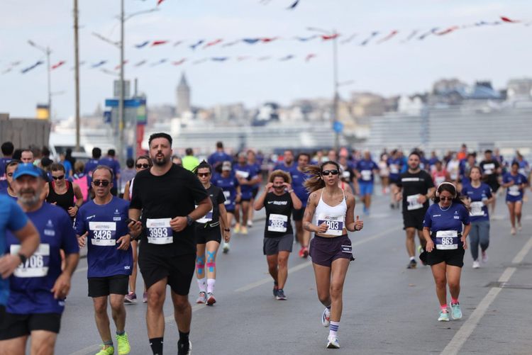 BİNLER İSTANBUL’U KOŞTU