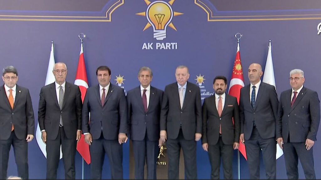 7 belediye başkanı AKP’ye geçti: Erdoğan rozetleri taktı