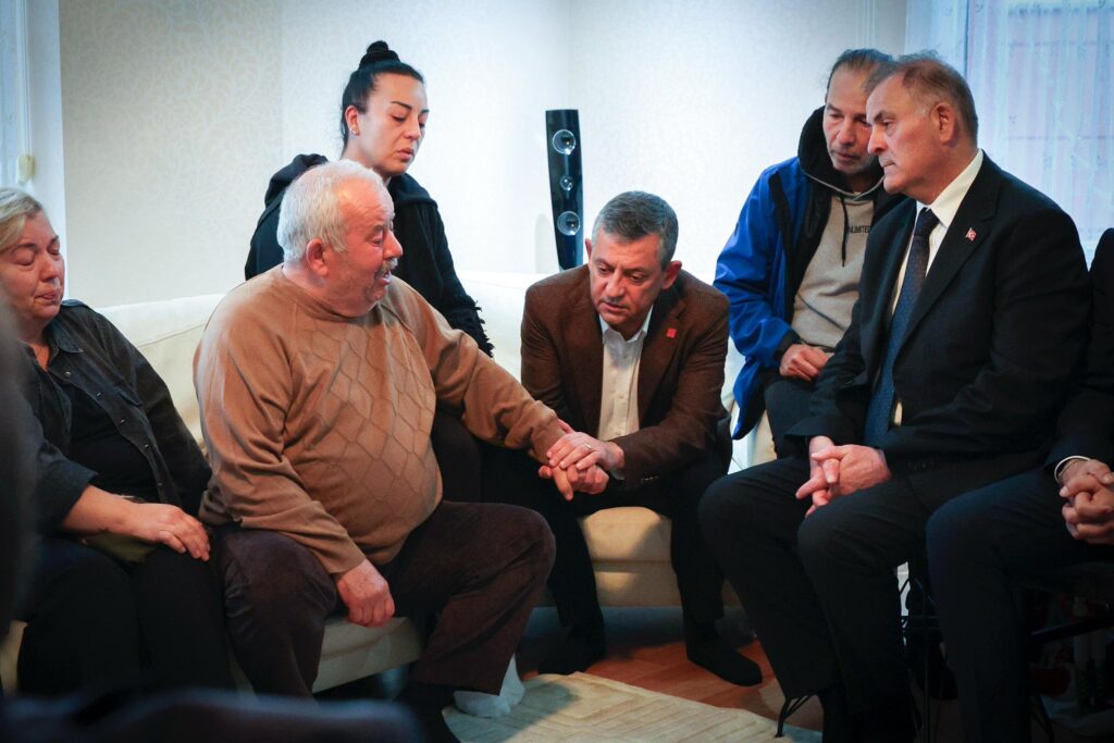 CHP Genel Başkanı Özgür Özel’den Şehit Pilot Yarbay Gökhan Korkmaz’ın Ailesine Taziye Ziyareti