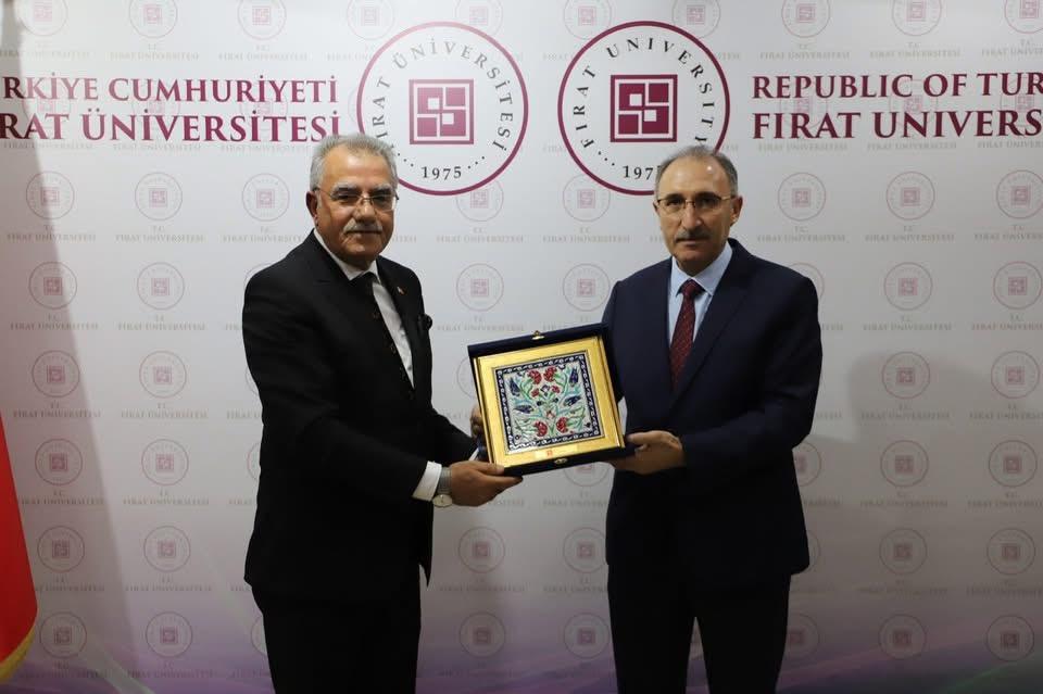 “Çocuklar Üşümesin” Projesine Destek: Rektör Fahrettin Göktaş’tan Ömer İçmeli’ye Plaket