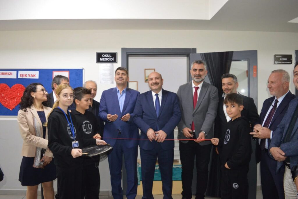 Kartal Kaymakamı Çakıcı, Emlak Konut Ortaokulu’nda Mescit ve Kütüphane Açılışına Katıldı