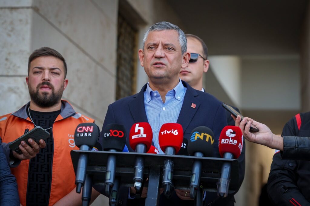 CHP Genel Başkanı Özgür Özel, Cuma Namazı Sonrası Gündemi Değerlendirdi