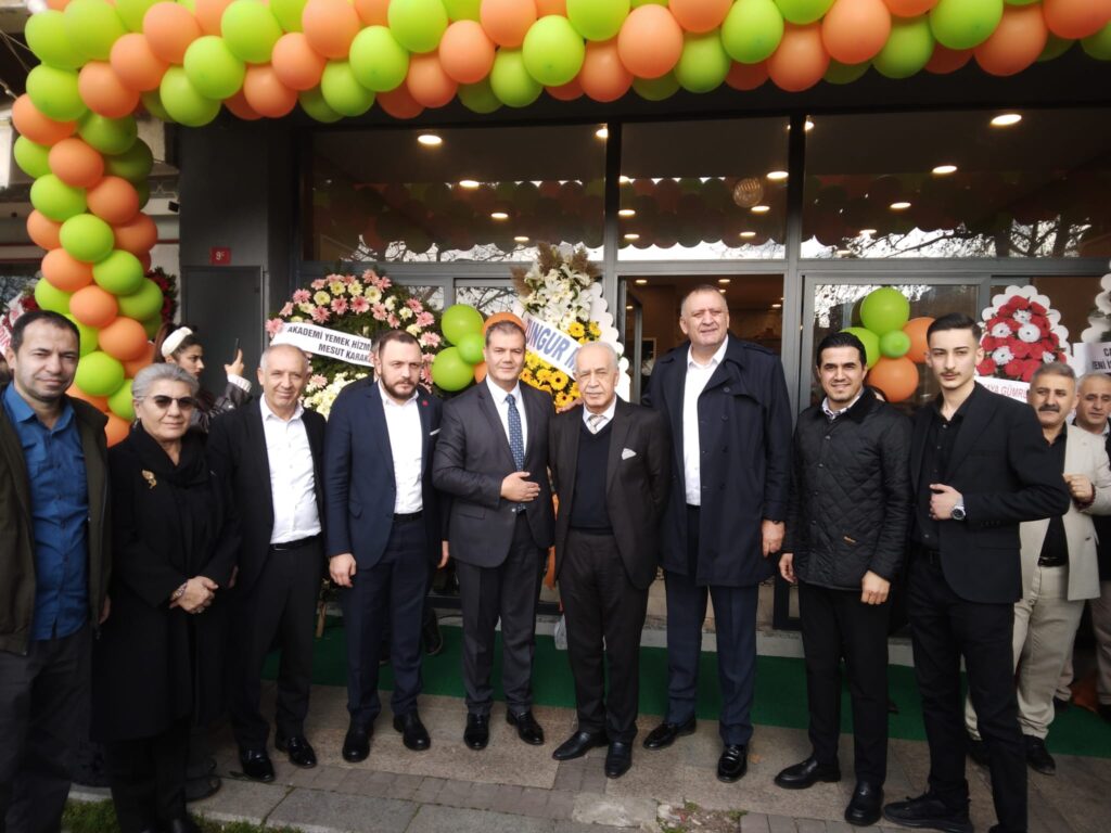 Tarihi Yakacık Çınar Meydanı’nda Közde Pide & Lahmacun Hizmete Açıldı