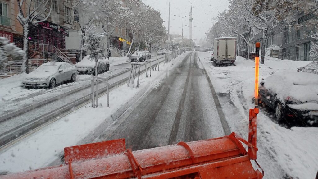 Karla Yağışıyla Mücadele Çalışmaları Sürüyor