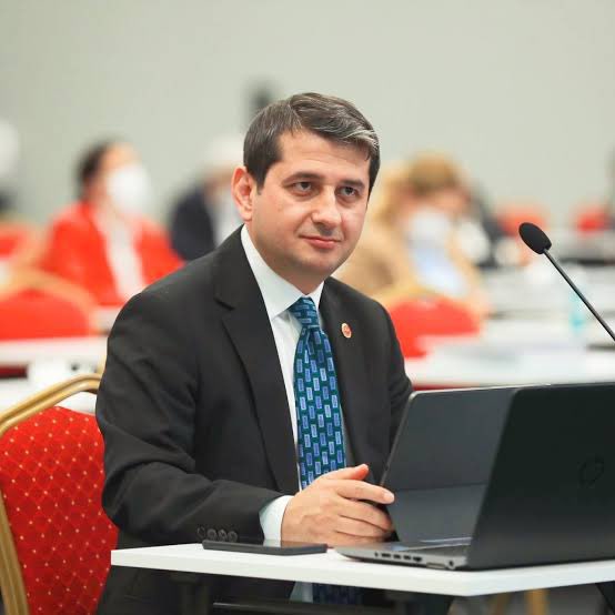 Ekrem İmamoğlu’nun danışmanı İbrahim Özkan, CHP lideri Özgür Özel’in mitinglerine tepki gösterdi.