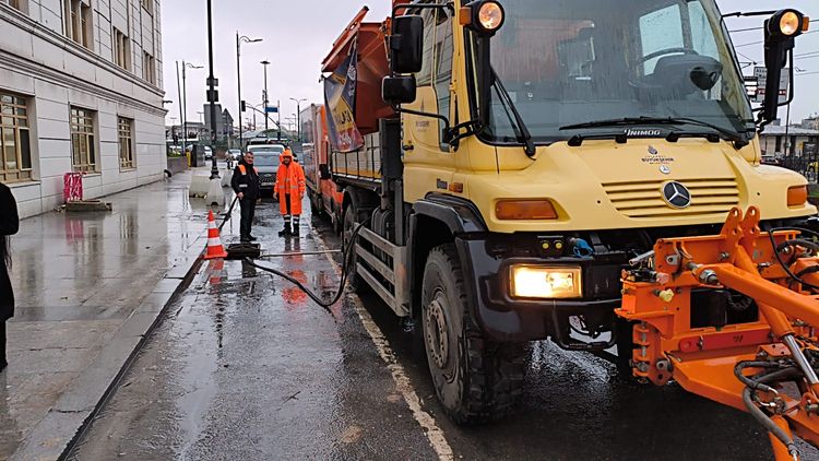 İBB EKİPLERİ FIRTINA VE SAĞANAK YAĞIŞA KARŞI ALARMDA