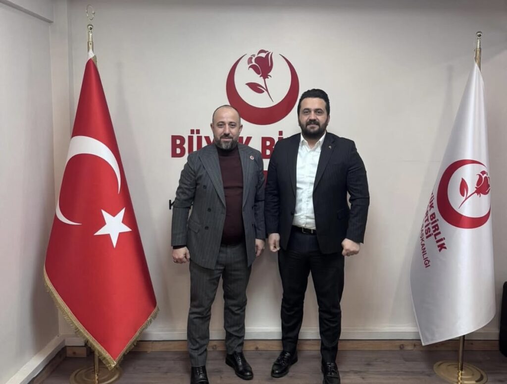 AK Parti Kartal İlçe Başkanı Haydar Göksoy, Büyük Birlik Partisi (BBP) Kartal İlçe Başkanı Eyüp Akgün’ü makamında ziyaret etti.