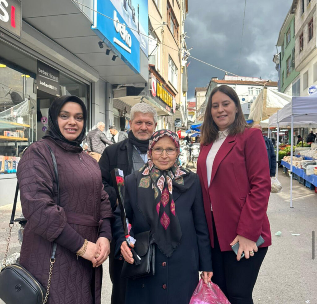 Anahtar Parti Kandıra İlçe Başkanlığı’ndan 8 Mart’ta Kadınlara Çiçekli Kutlama