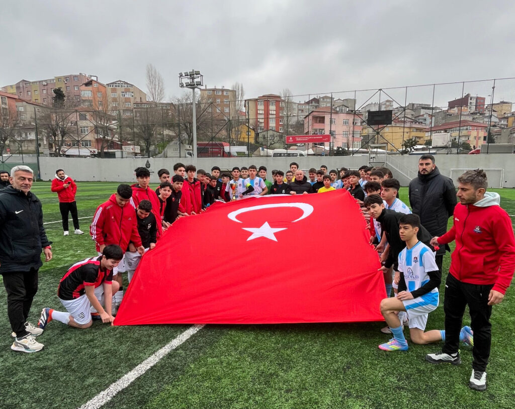 Çanakkale Ruhu Sahaya Yansıdı: Minik Sporculardan Fair Play Örneği