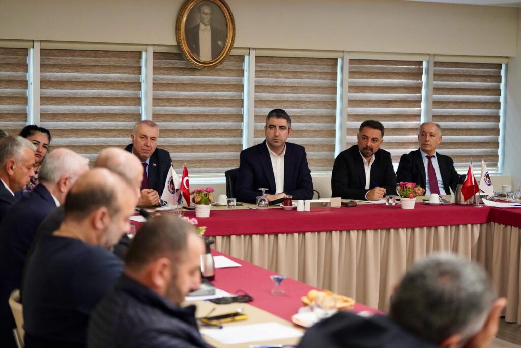 Kartal Belediye Başkanı Gökhan Yüksel, mahalle muhtarlarıyla bir araya geldi.