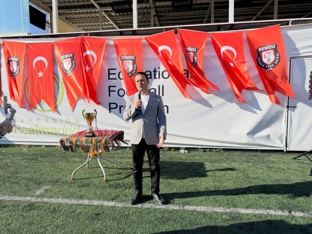 Anahtar Parti Kartal İlçe Başkanı Yunus Şahin, Cevizli Anadoluspor Kulübü’nün şampiyonluk kupa törenine katıldı