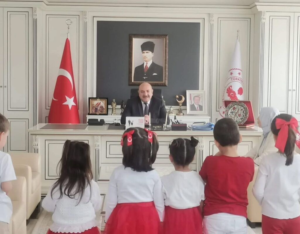 23 NİSAN COŞKUSU KAYMAKAMLIK MAKAMINDA YAŞANDI