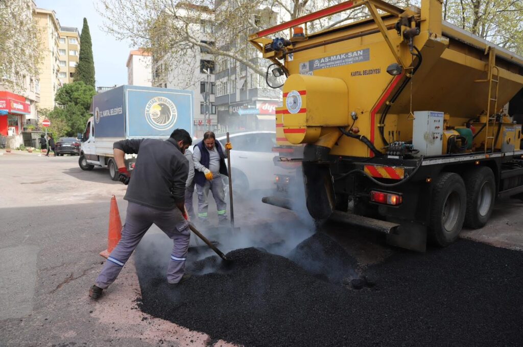 Kartal’da asfalt serim ve bakım çalışmaları aralıksız sürüyor