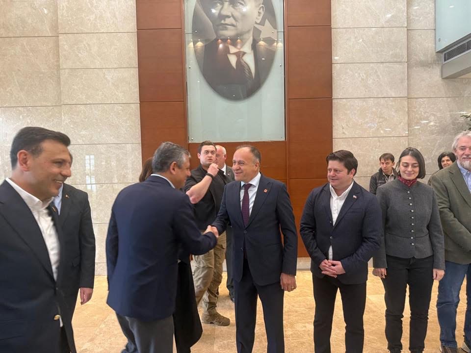 Cumhuriyet Halk Partisi Pendik İlçe Başkanı Niyazi Güneri ve ilçe yönetim kurulu üyeleri, CHP Genel Başkanı Özgür Özel’i havalimanında karşıladı.