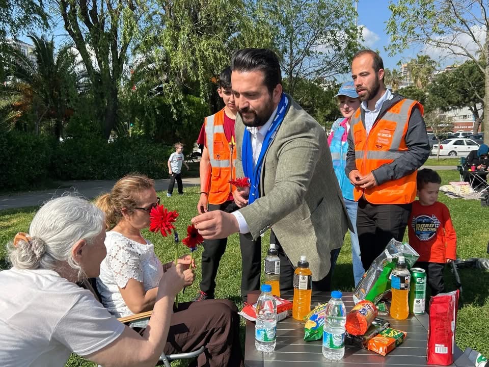AK Parti Kartal Kadın Kolları’ndan Annelere Karanfil Sürprizi