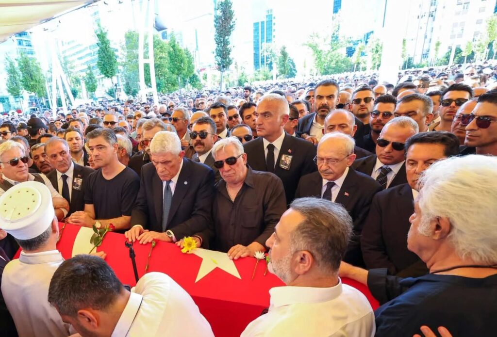 Usta sanatçı Kadir İnanır son yolculuğuna uğurlandı