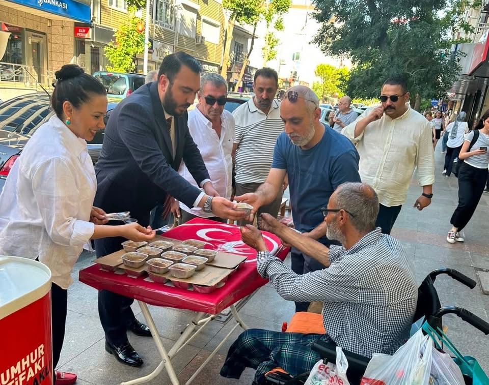 MHP Kartal’dan Soğanlık’ta Vatandaşlara Aşure İkramı